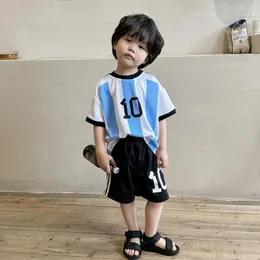 2023サマーチルドレンサッカー服セット男の子の女の子ストライププリントトップショーツ2PCSスーツスポーツカジュアル服240315