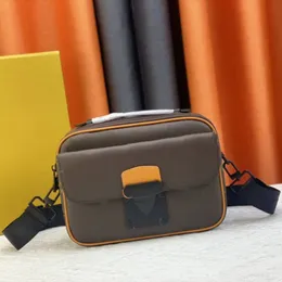 Tasarımcının kilit mesleği çantası erkek kadınlar deri omuz çantası klasik crossbody moda kabartmalı çanta