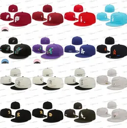 2024 Erkek Beyzbol Takılmış Şapkalar Klasik Hip Hop Siyah Renk Brooklyn Gold B Sport Tam Kapalı Tasarım Kapakları Chapeau Gri Dikiş Kalp Yamalı Aşk Çiçekleri Mar17-05