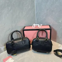 Women's Underarm bag high-end custom quality handbag retro and girly leather is very smooth and very good-looking trend