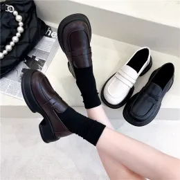 Boots Ladies Leather Platform Sapatos 2021 Primavera e outono Novos sapatos planos femininos Sapatos casuais