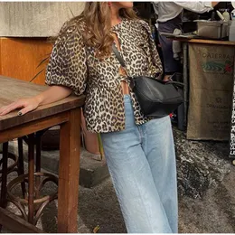 Kvinnors blusar 2024 Summer Fashion Leopard Blus tryckt ihålig spetsar upp kort topp