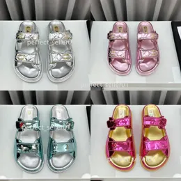 صندل مصمم جديد ساخن شببر 2024 SS Slides Slides Womens Mule Beach Flat Shoes 100 ٪ جلود جلدية بدون حزام خلفي الصيف صندل جلدي مبطن