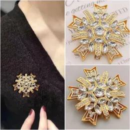 Spille Fiocco di neve classico con strass per donna Spilla casual per feste con fiori d'arancio unisex