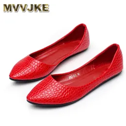 Buty Mvvjke damskie buty plus size 46 Czerwony czarny spiczasty palce u nogi miękki slipon 2018 Nowy przybycie w stylu amerykańskim i europejskim styl