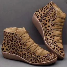ブーツ新しいブランド女性の足首ブーツ2022カジュアル女性ウィンターブーツヒョウ柄のウェッジフラットブーツ暖かい女性の靴ボタデュージャー