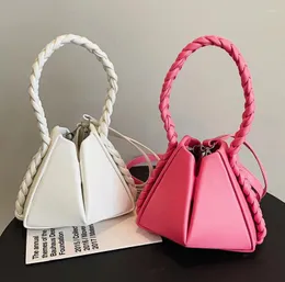 Kvällspåsar Luxury Triangle Bag Folded Design Brand Tote Woven Rope Chain Mobiltelefon Handhållaren Messenger Ruched Petal Bucket Woman