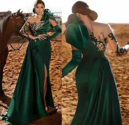 Grünes, dunkles, elegantes arabisches Cloumn-Abendkleid aus Satin mit Vorderschlitz, sexy Abendkleid, Spitzenapplikationen, lange Ärmel, schickes besonderes Abendkleid für Frauen 2024