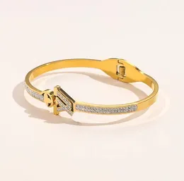 Luxus -Designer -Briefes Armband Kristall 18K Gold plattiert Edelstahl Hochzeitsliebhaber Geschenkschmuck Klassiker Branded Designer Armbänder Frauen Armreifen