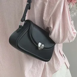 أكياس التخزين 2024 Fashion Love Buckle حقيبة مربعة صغيرة متعددة الاستخدامات Bagv French French Haute Underarm for Women Messenger