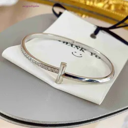 Tifaniym klassisches minimalistisches und Nischendesign-Mikro-Intarsien-H-Armband mit einem leichten Luxus-Highendt-Emperamentc-Oldtimer und verschiedenen Stilen, Ashionablea und V-Ersatilef