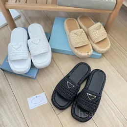 Lyxdesigner sandaler Prad gräs kvinnor tofflor halm flätad artikel pool casual p sandaler strand toffel på guldspänne på svart brun