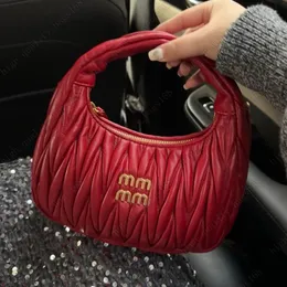 Moda el çantası Miuwander çanta çapraz baget metal oyulmuş logo, matraset ile yükseltilmiş desen napa deri el çantası tasarımcı çanta kırmızı debriyaj kılıfları kutu