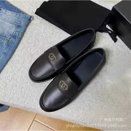 % 59 Inf Iff Sports Shoes 2024 Yüksek Versiyon Xiaoxiangfeng Zinciri Deri Yeni Metal Toka Lefu Ayakkabı Düz ​​Topuk Yuvarlak Kafa Tembel Kick