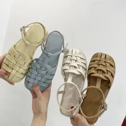 Sandals Fashion Womens Shoes 2022 تنفس الصنادل المغلقة من اصبع القدم AllMatch بدلة أنثى بيج الصيف الكعب الفاخر الرجعية الجديدة مسطحة أسود كوم