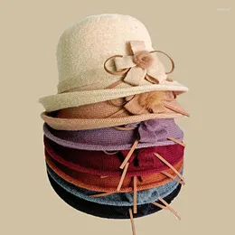 Basker Autumn Winter Hatts for Women Dome Hat Vintage Elegant Fedoras Cap med Bowknot Flower mamma medelålders kvinnlig mjuk varm