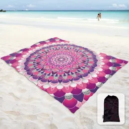 Tapete boho estampado praia cobertor à prova de areia com bolsos de canto e bolsa de malha para festa na praia, viagens, camping, mandala de flor roxa