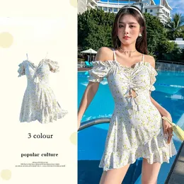 Koreańskie jednoczęściowe stroje kąpielowe Korean Swim strój kąpielowy Kobiety na ramię z krótkim rękawem 2024 Slim Floral Sweet Summer Bathing Suit