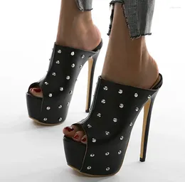 Terlik seksi perçinlenmiş platform gözetleme parmağı yüksek topuklu düz renkli pompalar Arriver moda kadın ayakkabıları