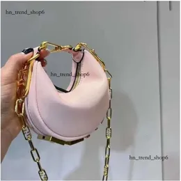 FFENDI BACAS QW 2023 Bolsas de ombro de moda Bola de couro de luxo Bolsa de ombro da corrente de couro Bolsas Bolsas Vibe Ava Designer Graphy Ins Tote Mini Bags 404