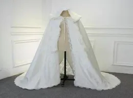 Ny ankomst Winter Wedding Cloak Cape Lace Applique huva med päls trim långa brudomslag jackor specialparty bankett kvinnor w9867594