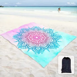 Cobertor de praia à prova de areia com bolsos de canto e bolsa de malha para festa na praia, viagens, camping, aquarela céu azul luz rosa mandala