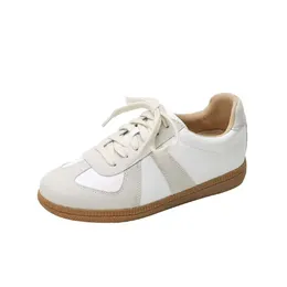 크기 2023 독일 훈련 신발, 여성의 내부 높이가 5cm 증가, 새로운 레이스 업 평평한 바닥의 통기성 작은 흰색 신발