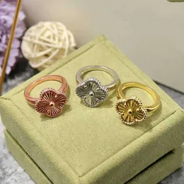 Stilista Anello a quadrifoglio con conchiglia naturale, pietra preziosa, placcato oro 18 carati, designer donna T0P, alta qualità, classico, lusso, bel regalo per la fidanzata