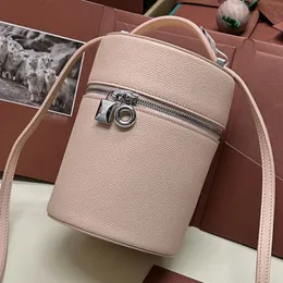 Top-Designer-Beuteltasche, Extra-Etui, mittelgroßer Rucksack, Modedesigner, abgerundeter Anhänger, goldfarbene Metall-Umhängetasche, verstellbare Schnalle, Schultergurt, Umhängetasche