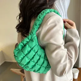 Bolsas de ombro A tendência da moda deste ano são bolsas de nuvem plissadas para mulheres no outono de 2024 Bolsas de ombro de nicho francês do Instagram feminino 240318