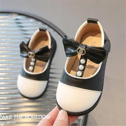 أزياء جديدة طفل أول مشاة لطيف Bowtie Toddler Girls Shoes Fashion Kids Flats Sandals Girl Princess Leather Shoes Children's Disual Sneakers