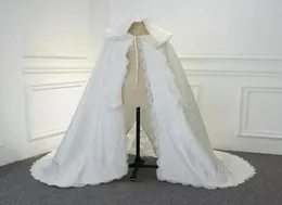 Ny ankomst Winter Wedding Cloak Cape Lace Applique huva med päls trim långa brudomslag jackor specialparty bankett kvinnor w4535496