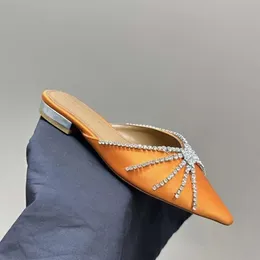 2024 novas sandálias sexy elegantes com cabeça de diamante de água para mulheres com fundo plano dedo apontado usando sapatos Mueller e meias chinelos