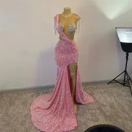 Glitzernde rosa Pailletten-Abschlussballkleider, sexy, schiere Juwelenhals-Pailletten-Quasten-Kleid für schwarze Mädchen, Gala-Party, geteilte Abendkleider