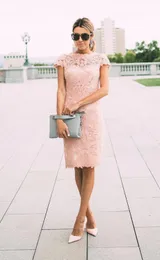 花嫁の花groomドレスのピンクのレースシースジュエルネックキャップスリーブ膝の長さフォーマルマザードレステールプロムブライドメイドガウン