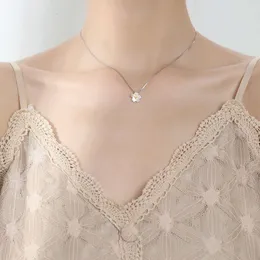 Collana con fiori di ciliegio e catena alla clavicola dal design unico