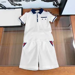 Mode barnkläder baby tracksuits broderade logotyp pojkar t-shirt set storlek 100-150 cm sommardesigner polo skjorta och shorts 24mar
