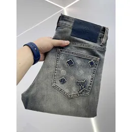 Jeans da uomo firmati Marchio europeo di tendenza di fascia alta 2024 jeans blu ricamati alla moda da uomo elastici ricamati primavera / estate slim fit