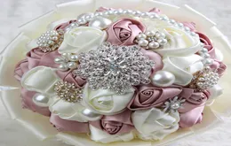 Tanie bukiety ślubne sztuczne koronkowe satynowe róże perły kryształowe panny młodej trzymające kwiaty ślubne bukiety broszki 9263312