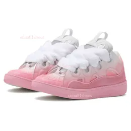 2024 Ny med Box Designer Casual Shoes Curb Mens Women Sneaker Sliver Pink and White Femmes äkta läder kalvskinn präglade nappa -plattform dhgates a16