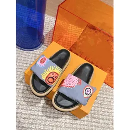 Designer v Sandal Summer Summer New Pine Cake Sicay Dumber Dumpkin Velcro Outerwear Lazy Tuo مطرزة كلمة واحدة من الصنادل المسطحة 2024