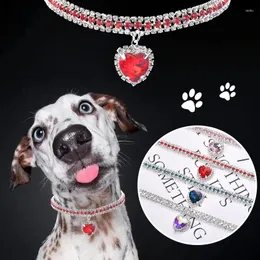 犬のアパレルハート型クリスタルプリンセススタイルのペットアクセサリーキャットネックレスファッショナブルなソリッドカラー3列ダイヤモンド