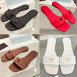 Satin glider svart 1xx355 Flat designer glider kvinnors glidsignatur Slide emaljerad metall triangel logotyp sandaler sofistikerade satin sandal fyrkantig tå sandal 35 42