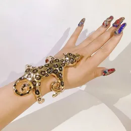 Bangle Womens bracelet with fine adjustable opening fashionable tiger stripes shape large bracelet gift daily wear free shipping 240319