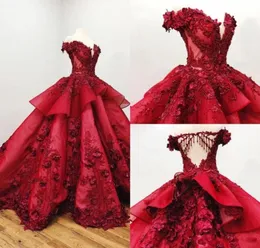 Ciemnoczerwony Quinceanera ubiera się od ramion 3D Kwikowane koraliki Kulki Ball Gown Girls Controse suknie Formalne sukienka na bal maturę Trai8224689