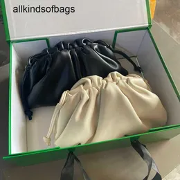 Bottegvenetas Bags Pouch Me Hot Selling Youth Versatile Leather Cloud Bag Wrinkled Dumpling Womens Hand Holding Solid Color Single Shoulder Oblique Cross