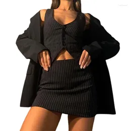 Arbetsklänningar kvinnor tvådelar kläder set svart rand tryckt mönster v-hals tank tops och a-line stil kjol dam club streetwear y2k