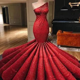 2020 Gorgeous Red One Shoulder Trumpet Evening Dresses Ruched paljetter Ruffle Sweep Train Prom Gowns Custom Made Party Pageant Dres4369779