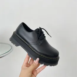 Lägenheter 2022 Summer Women's British Style Leather Shoes Pu Tjock Bottom Laceup Black Single Shoes Female Fashion Student Platform Shoes