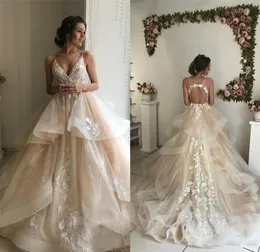 Elegant 2019 Champagne A Line Wedding Dresses V Neck Appliciques spets tulle tiered backless brudklänningar Vestidos de noiva9157385